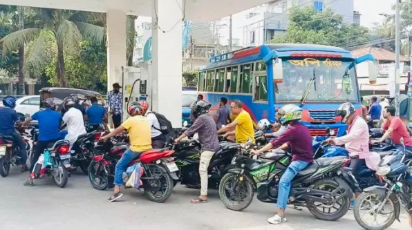 বরিশালে জ্বালানি তেলের তীব্র সংকট
